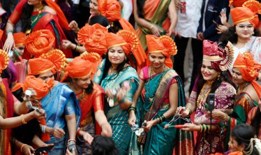 NEW DELHI, INDIA - 19 Şubat 2024: Maharashtrian kadınları geleneksel giysiler içinde 19 Şubat 2024 tarihinde Yeni Delhi, Hindistan 'da Maharashtra Sadan' da Shivaji Jayanti kutlamalarına katıldı..