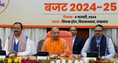 Uttar Pradesh Genel Sekreteri Yogi Adityanath, 2024-25 tarihleri arasında Tilak Hall, Başbakan Yardımcısı Keshav Prasad Maurya, Brijesh Pathak ve Maliye Bakanı Suresh Khanna 'nın ardından basın toplantısında bir konuşma yaptı. 
