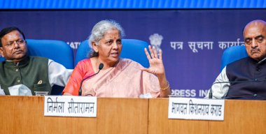 NEW DELHI, INDIA -FEBRUARY 1: FM Nirmala Sitharaman MoS Bhagwat kishanrao karad, MoS Pankaj chaudhary ile birlikte 1 Şubat 2024 tarihinde Yeni Delhi, Hindistan 'da düzenlenen Ulusal Basın Konferansı sırasında. 