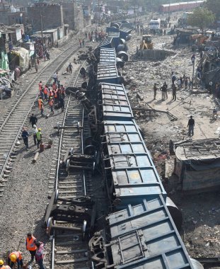 NEW DELHI, INDIA -17 Şubat: 10 vagon mal treninin görüntüsü 17 Şubat 2024 tarihinde Yeni Delhi, Hindistan 'da Patel Nagar-Dayabasti bölümünde raydan çıktı. Olay, tren Zakhira köprüsünün altından geçerken oldu. 