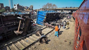 NEW DELHI, Hindistan - 17 Şubat 2024: Patel Nagar-Dayabasti bölümünde raydan çıkan 10 vagon yük treni manzarası. Olay, Cumartesi sabahı Zakhira üstgeçidinde tren geçerken meydana geldi.