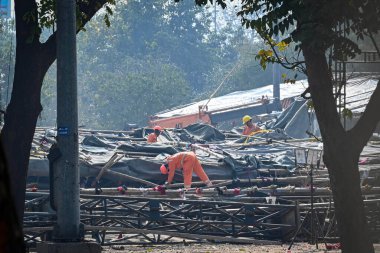 NEW DELHI, INDIA - 17 Şubat 2024: NDRF, Delhi Polisi ve itfaiyesi ile birlikte, JLN Stadyumu 'ndaki geçici bir yapı çöktükten sonra, 17 Şubat 2024' te Hindistan 'ın Yeni Delhi kentinde birçok işçinin yaralanması üzerine kurtarma operasyonları yürüttü..