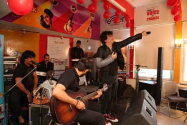 NEW DELHI, INDIA -FEBRUARY 16, 2024: Euphoria Band kurucusu ve baş vokalisti Palash Sen, HT Citys 'in 25. yaş günü kutlamasında sahne aldı