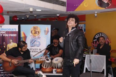 NEW DELHI, INDIA -FEBRUARY 16, 2024: Euphoria Band kurucusu ve baş vokalisti Palash Sen, HT Citys 'in 25. yaş günü kutlamasında sahne aldı