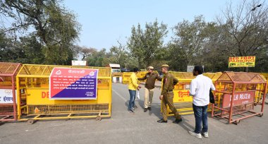 NEW DELHI, INDIA - 14 FEBRUARY 2024: Kırmızı Kale, Delhi Polisi ve diğer güvenlik görevlileri, çiftçilerin Netaji Subhash Marg yakınlarındaki Kızıl Kale 'deki protesto çağrısı üzerine barikat kurdular 