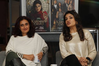 NEW DELHI, INDIA - 2 Şubat 2024: Bollywood yönetmeni Ruchi Narain ve aktris Raveena Tandon (R), HT City ile yaklaşan gerilim dizisi Karmma Calling 'in tanıtımı için yaptıkları özel röportajda 