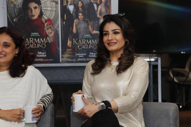 NEW DELHI, INDIA - 2 Şubat 2024: Bollywood yönetmeni Ruchi Narain ve aktris Raveena Tandon (R), HT City ile yaklaşan gerilim dizisi Karmma Calling 'in tanıtımı için yaptıkları özel röportajda 