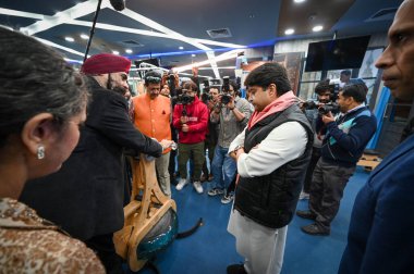 NEW DELHI, INDIA - FEBRUARY 11, 2024: Jyotiraditya Scindia, Sivil Havacılık Bakanı Safdarjung Enclave 'deki spor yaralanmaları merkezinin açılışı sırasında 11 Şubat 2024 tarihinde Yeni Delhi, Hindistan' da. 