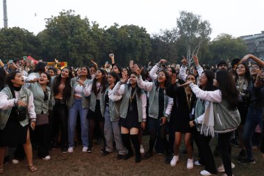 NEW DELHI, INDIA - FEBRUARY 2 2024: Bollywood çalma sanatçısı Muhammed Irfan 'ın üç günlük festivalin son günü Janki Devi Memorial College 24' teki yıldız performansına yaklaşık 3 bin öğrenci katıldı