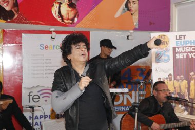 NEW DELHI, INDIA -FEBRUARY 16, 2024: Euphoria Band kurucusu ve baş vokalisti Palash Sen, HT Citys 'in 25. yaş günü kutlamasında sahne aldı