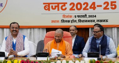 Uttar Pradesh Genel Sekreteri Yogi Adityanath, 2024-25 tarihleri arasında Tilak Hall, Başbakan Yardımcısı Keshav Prasad Maurya, Brijesh Pathak ve Maliye Bakanı Suresh Khanna 'nın ardından basın toplantısında bir konuşma yaptı. 