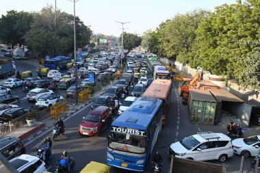 NEW DELHI, INDIA - 18 Şubat 2024: Delhi Polisi, çiftçilerin 18 Şubat 2024 tarihinde Yeni Delhi, Hindistan 'da düzenlediği Delhi Chalo protestosu sonrasında ITO' da trafik sıkışıklığı önleyici bir tedbir olarak barikat koydu.