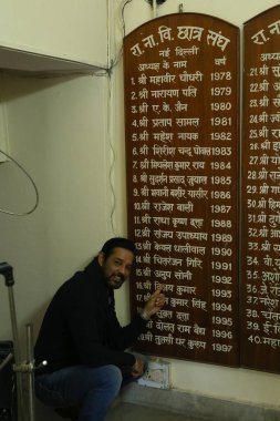 NEW DELHI, INDIA - 8 Şubat 2024: Hintli aktör ve sunucu Anup Soni, HT City ile devam eden dünyanın en büyük tiyatro festivali olan Bharat Rang Mahotsav 'a verdiği özel röportajda