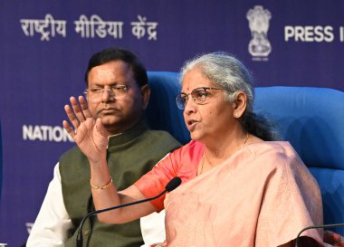 NEW DELHI, INDIA - FEBRUARY 1, 2024: Birlik Maliye Bakanı Nirmala Sitharaman ile MoS Finans Bakanı Pankaj Choudhary, Bhagwat Kthe Karad ve diğer takım üyeleri 1 Şubat 2024 