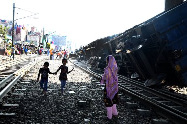 NEW DELHI, INDIA -17 Şubat: 10 vagon mal treninin görüntüsü 17 Şubat 2024 tarihinde Yeni Delhi, Hindistan 'da Patel Nagar-Dayabasti bölümünde raydan çıktı. Olay, tren Zakhira köprüsünün altından geçerken oldu. 