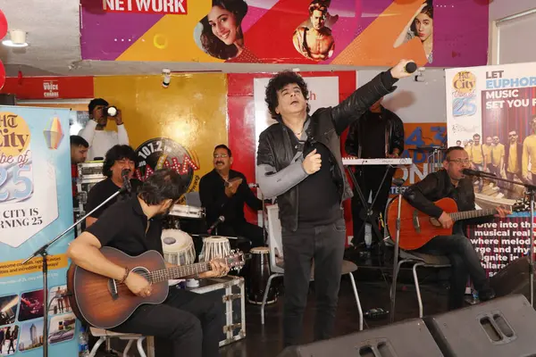 NEW DELHI, INDIA -FEBRUARY 16, 2024: Euphoria Band kurucusu ve baş vokalisti Palash Sen, HT Citys 'in 25. yaş günü kutlamasında sahne aldı