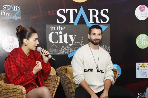 stock image NEW DELHI, INDIA - FEBRUARY 1, 2024: Bollywood actors Shahid Kapoor and Kriti Sanon during an exclusive interview with HT City for the promotion of their upcoming movie 