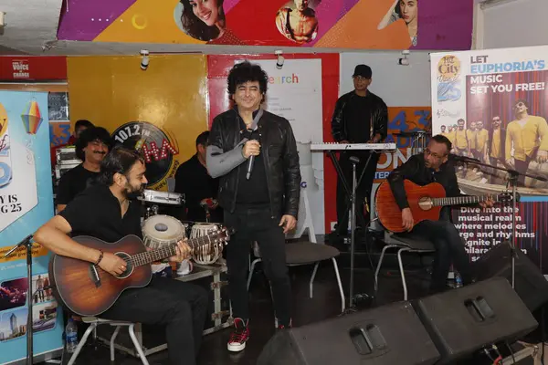 NEW DELHI, INDIA -FEBRUARY 16, 2024: Euphoria Band kurucusu ve baş vokalisti Palash Sen, HT Citys 'in 25. yaş günü kutlamasında sahne aldı