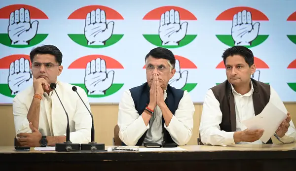 stock image NEW DELHI, INDIA - FEBRUARY 26, 2024: Congress leaders, Sachin Pilot along with Deepender Singh Hooda and Pawan Khera addresses a press conference over the issue of Agnipath Scheme by central government at AICC Headquarters on February 26, 2024.