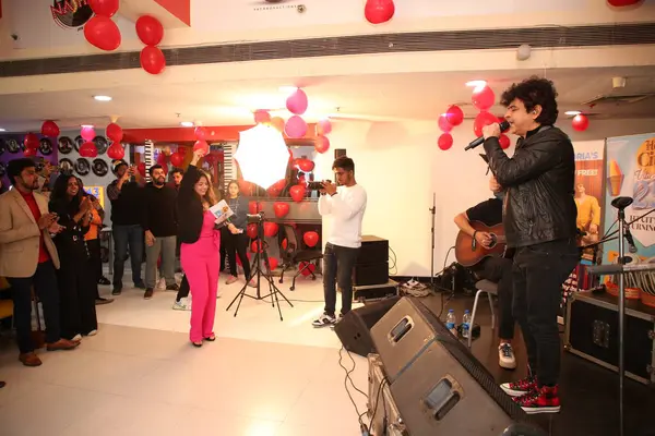 NEW DELHI, INDIA -FEBRUARY 16, 2024: Euphoria Band kurucusu ve baş vokalisti Palash Sen, HT Citys 'in 25. yaş günü kutlamasında sahne aldı