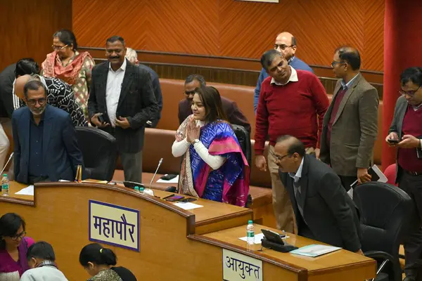 stock image NEW DELHI, INDIA - FEBRUARY 7:  Opposition party councillors protest in front of Delhi Mayor Shelly Oberoi inside the Municipal Corporation of Delhi (MCD) c during the Special Meeting on the Revised Budget Estimates 2023-24, at the Shyama Prasad 