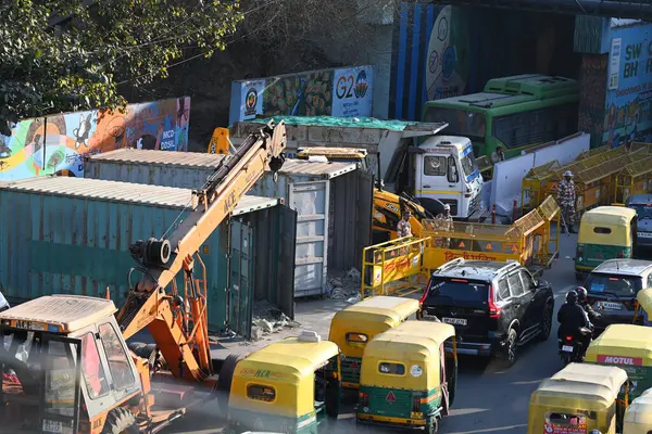 NEW DELHI, INDIA - 18 Şubat 2024: Delhi Polisi, çiftçilerin 18 Şubat 2024 tarihinde Yeni Delhi, Hindistan 'da düzenlediği Delhi Chalo protestosu sonrasında ITO' da trafik sıkışıklığı önleyici bir tedbir olarak barikat koydu.