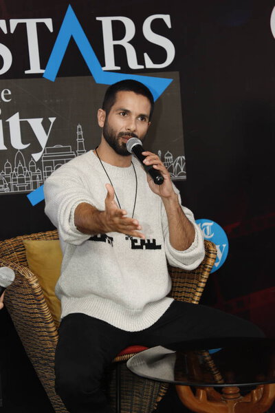 НЬЮ-ДЕЛИ, Индия - 1 февраля 2024 года: Болливудские актеры Шахид Капур и Крити Санон во время эксклюзивного интервью HT City для продвижения их предстоящего фильма "teri baaton mein aisa uljha jiya"