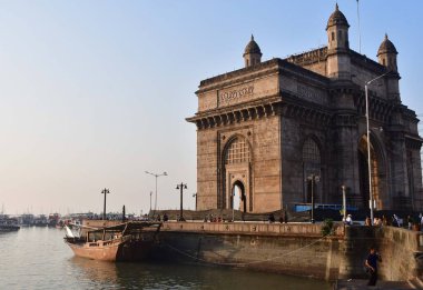 MUMBAI, INDIA -FEBRUARY 7: 3 kişinin bulunduğu Hindistan Kapısı yakınlarındaki Kuveyt 'ten gelen bir tekne, 7 Şubat 2024' te Hindistan 'ın Mumbai kentinde Colaba polisine teslim edildi. Kanyakumari 'li üç kişi çalışıyor. 