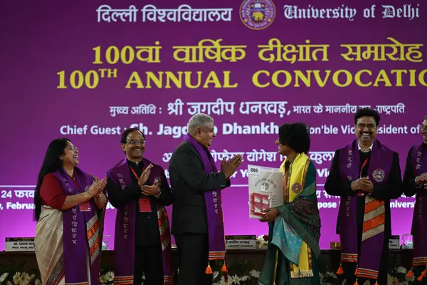 stock image NEW DELHI, INDIA -FEBRUARY 24, 2024: Vice President of India Jagdeep Dhankhar, DU Vice Chancellor Prof. Yogesh Singh felicitated the degree to the students during the 100th convocation of the Delhi University to award medals.