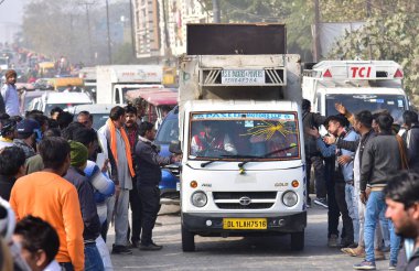 GHAZIABAD, INDIA JANUARY 2, 2024: Loha Mandi yakınlarındaki GT yolunda vur-kaç yasasını protesto eden kamyon şoförleri