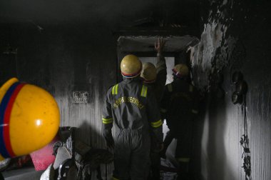 NOIDA, INDIA JANUARY 14, 2024: Bir evin içindeki yangını söndürmeye çalışan bir itfaiye ekibi ve 25. Sektördeki üç kişinin kurtarılması