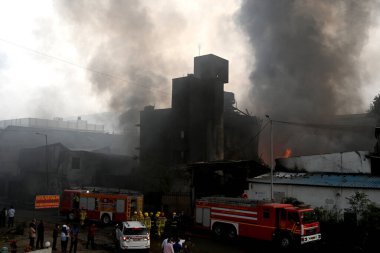 NAVI MUMBAI, INDIA JANUARY 4: MIDC Pawane 'deki Mehk Kimya şirketinde 4 Ocak 2024 tarihinde büyük bir yangın patlak verdi..