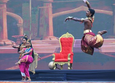 NEW DELHI, INDIA - 19 Ocak 2024: Hindistan 'ın 7. Ramayana Mela sürümü sırasında Malezya Sanatçısı (Ramayana Güzel Sanatlar Tapınağı) performansı sergileyen Malezya Sanatçısı formu - 2024, Purana Qila, Mathura Road