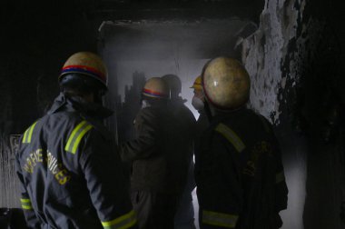 NOIDA, INDIA JANUARY 14, 2024: Bir evin içindeki yangını söndürmeye çalışan bir itfaiye ekibi ve 25. Sektördeki üç kişinin kurtarılması