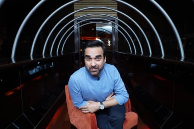 NEW DELHI, INDIA 5 Aralık 2023: Bollywood oyuncusu Pankaj Tripathi, 5 Aralık 2023 tarihinde Hindistan 'ın Yeni Delhi kentinde HT City ile özel bir röportaj sırasında poz verdi. 