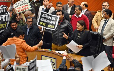 NEW DELHI, INDIA JANUARY 15: Muhalefet konseyi, kurulana kadar Beyaz Saray 'da daimi komitenin yelek yetkisinin tartışılması ve yerel alışveriş merkezlerindeki mühürlerin kaldırılmasıyla ilgili konular hakkında sloganlar attı