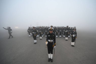 NEW DELHI, INDIA JANUARY 14, 2024: Sıfır görüş kalınlığında sis battaniyeleri arasında, Hint sahil güvenlik personeli Vijay Chowk 'ta yapılacak Cumhuriyet Günü geçit töreni için prova yapıyor.