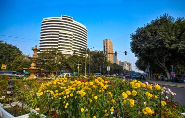 NEW DELHI, INDIA, HAZİRAN 2, 2024: Hava kirliliği seviyelerindeki bir düşüş sonrasında temiz mavi gökyüzünün görüntüsü ve Connaught bölgesinde şehrin ufuk çizgisinin 2 Ocak 2024 tarihinde Hindistan 'ın Yeni Delhi kentinde görülmesi