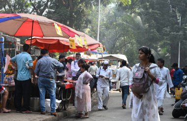 MUMBAI, INDIA - 4 Ocak 2024: KEM Hastanesi 'nin etrafındaki yasadışı işportacılar, yerel halk 4 Ocak 2024 tarihinde Mumbai, Hindistan' da, BMC ofisinde işportacılara karşı şikayette bulundu.. 