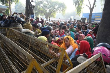 NOIDA, INDIA - 18 Ocak 2024: Bharatiya Kisan Parishad (BKP) çiftçileri Noida otoritesinin kapılarından birini kilitledi ve 18 Ocak 2024 tarihinde Noida, Hindistan 'da arazi tazminatı ve rehabilitasyon tesisleri talep etti.. 