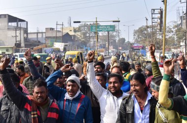 GHAZIABAD, INDIA JANUARY 2, 2024: Loha Mandi yakınlarındaki GT yolunda vur-kaç yasasını protesto eden kamyon şoförleri