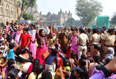 MUMBAI, INDIA, JANUARY 3, 2024: Anganwadi işçileri 3 Ocak 2024 'te Hindistan' ın Mumbai kentinde Azad Meydan 'da yaptıkları protesto sırasında yolu kapattılar. İşçiler, kendilerine bahşiş vermedikleri için devlet yönetimini protesto ediyorlar..