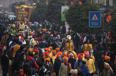 NEW DELHI, INDIA JANUARY 21 Ocak 2024: Luv Kush Ramlila komitesi, 21 Ocak 2024 tarihinde Hindistan 'ın Yeni Delhi kentinde Ram Tapınağı' nın kutsanması öncesinde Gauri Shankar Tapınağı Chandni Chowk 'dan Lord Ram alayı düzenledi.. 