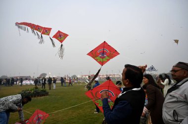 NEW DELHI, INDIA JANUARY 13, 2024: İlk uluslararası uçurtma festivalinde insanlar uçurtma uçuruyor- Patang Utsav Baansera 'da Delhi LG VK Saxena' nın açılışında, Sarai Kale Khan nehrinin kıyısındaki ilk bambu temalı parkı
