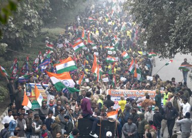 NEW DELHI, INDIA - 5 Ocak 2024: Delhi Sivil Savunma Servisi Mareşalleri Delhi hükümetine karşı yürüdükleri protesto yürüyüşü sırasında ve Arvind Kejrwial Konutu yakınlarındaki aynı departmanda iş için bir gösteri düzenlediler. 