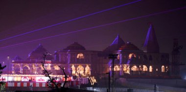 AYODHYA, INDIA HAZİRAN 21, 2024: Kutsama töreninin arifesinde Ram Janmbhooi Tapınağı 'nın aydınlatılmış görüntüsü 