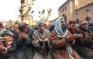 SRINAGAR, INDIA - 12 Ocak 2024: Jamia Mescidi veya Büyük Cami 'deki cuma namazından sonra insanlar namaz kılarlar 