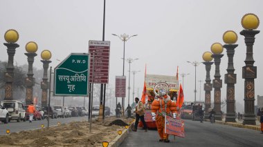 AYODHYA, INDIA - 17 Ocak 2024 'te Hindistan' ın Ayodhya kentindeki Shri Ram Janmbhoomi Tapınağı 'nın kutsama töreni öncesinde Tanrı Hanuman gibi giyinmiş bir sanatçı Rampath' a doğru yürüyor.. 