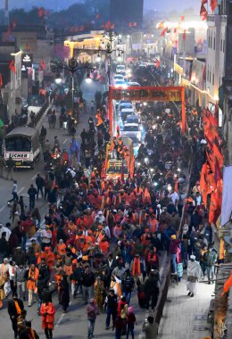 AYODHYA, INDIA JANUARY 21, 2024: Bir grup Sadhu, 21 Ocak 2024 tarihinde Hindistan 'ın Ayodhya kentinde kutsama töreninin arifesinde Hanuman Garhi tapınağında namaz kıldıktan sonra bir geçit töreni düzenledi..