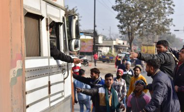 GHAZIABAD, INDIA JANUARY 2, 2024: Loha Mandi yakınlarındaki GT yolunda vur-kaç yasasını protesto eden kamyon şoförleri